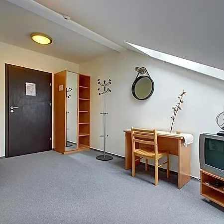 לינה וארוחת בוקר Aerohotel